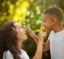 parent and child touching each other’s nose